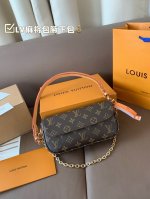 折叠盒 飞机盒 Size：22*12 Lv路易威登Ivy麻将包腋下包 小巧的包身背起来俏皮可爱～ 通勤足够实用，怎么搭怎么时髦