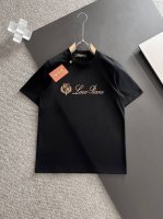 L春夏新款首发专柜最新款短袖圆领T恤 高端订制 设计前卫时尚 品牌Logo重工艺设计 高端定制230克面料.手感柔软.穿着舒适.专柜级别精致车线.颜色 黑色 白