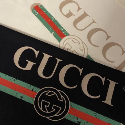 gucci古驰经典复古做旧烫金印花情侣短袖 网红爆款 走秀款 穿上就是舒适自在 减龄又显瘦的存在，慵懒而随性，结合干净简单的色系就特别耐看，适合日常穿着～复古标