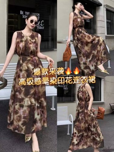 连衣裙 无敌爆款 御姐风高级感晕染印花无袖配腰带连衣裙 腰部收束设计，巧妙勾勒身姿。垂坠面料，走动间摇曳生姿，轻松营造出随性又摩登的氛围感 Smlxl