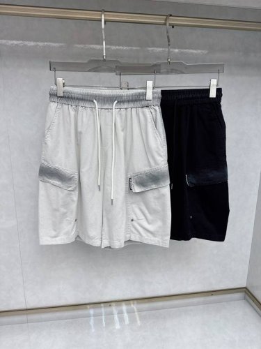 巴黎世家 2025Ss多口袋宽松工装短裤 抽绳百搭男士休闲五分裤 选用精心细致的做工 并融入时尚流行元素 松紧腰 抽绳设计 做工也同样精细 侧面大口袋设计 实用