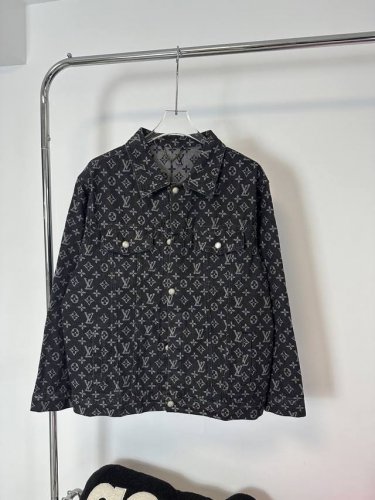 款号：Hmy61# Louis Vuitton Lv路易威登满印提花牛仔夹克外套 整体衣服设计感十足 经典满印Lv字母Logo 非常有高级感 25最新纯色搭配白