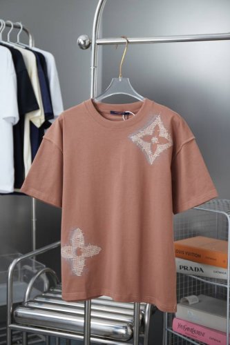路易 Lv 25Ss早春新款短袖 经典四叶草刺绣手绘短袖 轻奢主义 男女日常通勤穿搭必备单品 正确版本 欢迎对比 详细特征 320克 %纯棉双纱汗布面料 前后幅