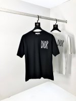 Dior。穿200斤。宽松版 顶级货品2025春夏新款首发专柜最新款短袖圆领T恤 高端订制 设计前卫时尚！品牌Logo重工艺设计 高端定制天丝面料.手感柔软.穿