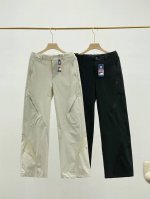 fila 赵思露同款斐乐潮牌梭织多口袋工装女裤，小腿部位配松紧带，运动、休闲二合一 ，三标齐全如此完美佳作奉献给大家。面料采用最新原厂动感珠地速干梭织面料，手感