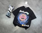 潮牌迪奥Dior喷印工艺情侣款短袖T恤！ ：240G双纱潮牌专用棉，纹理清晰，质感满满，同缸定染1×1无色差精密纯棉螺纹，层搭叠穿，自留好货，强烈推荐~所有的辅