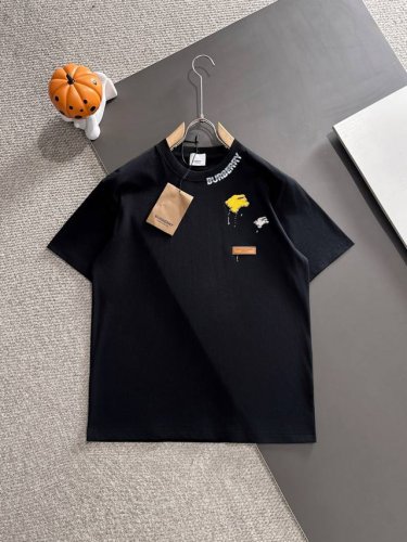 burberry巴宝莉* 2025春夏款上新 原高版本 巴宝莉 面料采用280克高密度纯棉 不变形 不缩水 工艺介绍：双线走位 前幅采用重工Logo章仔点缀＋领