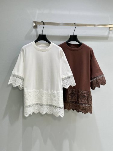 25Ss夏季新款上新！蕾丝边短袖上衣，夏日纳凉出门旅游必备衣服，大板型宽松舒服不贴身，衣尾和袖口重工镂空绣花不规则设计带一点民族风，干干净净清清爽爽夏天必入的一