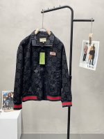 Gucci古驰独家专供最新时尚翻领夹克 经典设计感与颜值爆棚的外套 品质更是无法挑剔品控可以直接入手 不容过错的高端臻品 通过细节图片便可感受到它强悍的气场 聚