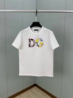 Dolce&Gabbana 25春夏新品Dg字母数码印花标识短袖T恤，正面缀饰Dg品牌设计，重新定义了不断演变的标志性风格，为男士衣橱注入新意。定制80支双股丝