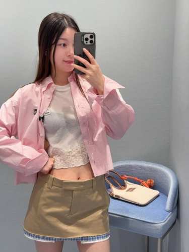Miumi* 25Ss春夏新款 知性分子简约风短款衬衫丨独家Yb开发！高版出品！定制纯棉衬衫面料质感轻盈舒适！定位刺绣字母低调奢华，经典小短款直裁版型上身巨显瘦