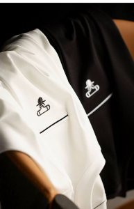dior 2025 春夏全新系列单品上线，非常时髦前卫的一款短袖T恤，标识Logo图案印花工艺修饰！区别于以往的不同，宣示品牌传承多年的设计理念！其吸睛度完全不