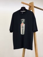 aalxanderwang亚历山大.王 2025Ss春夏新品 将时尚与个性完美融合 经典黑色衣身 胸前图案别具一格 以电池造型呈现 Alexande* Wang