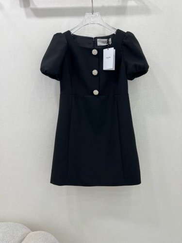 Celin*25新款泡泡袖钻扣连衣裙 定制Yb进口精仿羊毛材质 质感高级 舒适有型 泡泡袖连衣裙版型 袖口遮肉可爱感十足 领口露肤恰当 美化头肩和手臂比例更显瘦