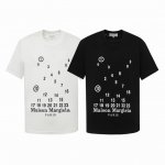款号：K01 时尚先锋必备！Maison Margiela 马吉拉联名重影印花短袖震撼登场！ 这款短袖采用 230g 双纱爽滑棉面料，双纱质感与爽滑手感的完美融