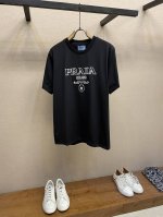 普拉达 官网同款 官网同款 官网同款 重磅推荐 夏装新品 专柜在售 最新系列图案Logo短袖T恤 必须人手一件的节奏 进口顶极精梳棉面料 极为亲肤舒适 摸上去非