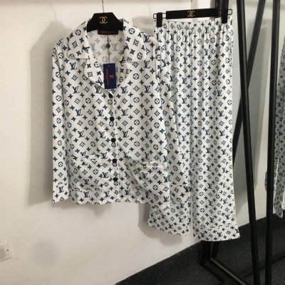 款号20252065 Lv*新款家居风睡衣套装，老花Logo印花长袖衬衣+松紧腰阔腿长裤，白色，Sml， M码；肩宽39，胸围98，袖长60，衣长67；腰围64