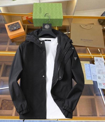 普拉达 2025春季新款休闲夹克外套，最新时尚休闲夹克，时尚夹克外套基础常规的连帽夹克版型裁剪，上身百搭简约不挑人，轻松应对各种场合与环境，属于日常通勤必备的臻