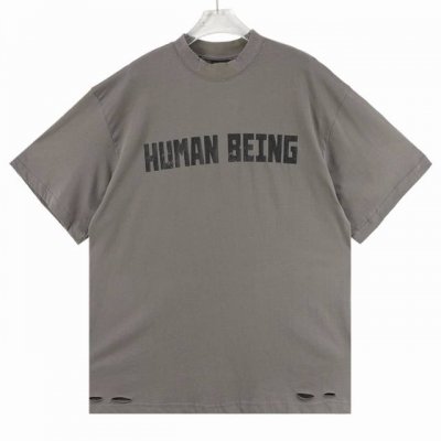 balenciaga 巴黎世家 Human系列字母破坏不规则下摆短袖T恤 采用平纹针织面料，不对称底部 正面饰以Human Being艺术作品印花字 颜色低调，