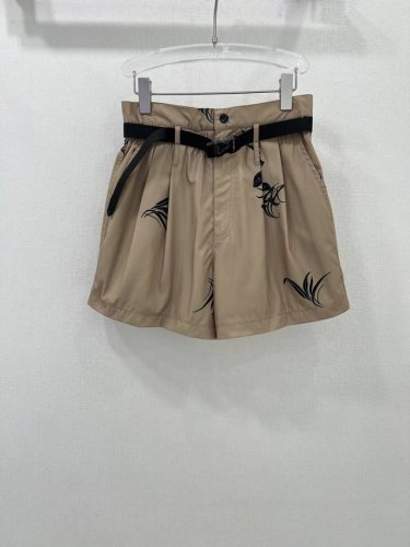 Moncl*R 蒙 口 25高腰咖色短裤 质感垂顺高级 采用了水墨花的新款设计 后口袋标志性品牌章仔装饰 呈现品牌理念 搭配配送的帆布卡扣腰带 一更为实穿百搭