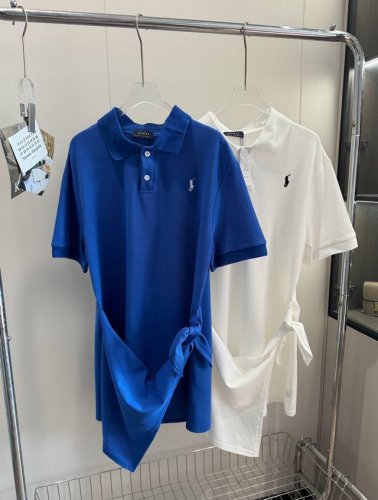 价格p： 品名：Ralph Laure* 拉夫战马刺绣珠地polo裹身式连衣裙 尺码：M.L 颜色：蓝色 白色 随性自然，清爽不沉闷，可盐可甜！运动风穿搭、舒适