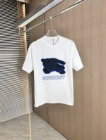 Bur 巴宝莉 2025春夏新款 圆领短袖 撞色贴布挨针绣花 采用高克重320克双纱精梳棉面料 微宽松版型 面料手感柔软厚实 男女同款 颜色：黑 白 码数：Sm