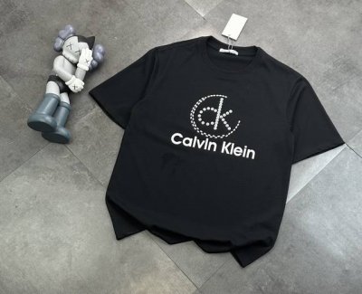 潮牌Calvin Klein珍珠点缀工艺情侣款短袖T恤 240G双纱潮牌专用棉 纹理清晰 质感满满 同缸定染1 1无色差精密纯棉螺纹 层搭叠穿 自留好货 强烈推