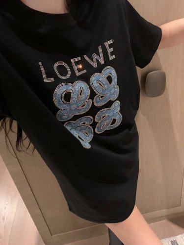 上新 Loewe Paris罗意威新款贴布烫钻硅胶图案短袖T 好闪好喜欢做个Blingbling的女孩子 这个太绝了一整个爱住了 甜美又少女！！ 可爱硅胶植绒烫