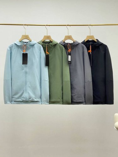 供 Lululemon 露露25初春男士户外连帽休闲夹克外套！轻量透气风壳！自收纳！关网在售 ！ 轻薄不闷热 为户外训练提供较多遮盖 采用网面结构设计 面料轻度