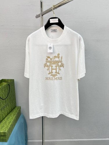 高品质 Hremrs 爱马仕、25Ss经典配色T恤新品！！款式相当的青春活力，朝气澎湃！！新一季主打的小熊系列，采用一级印烫的高规格标准.色调过渡呈现的立体感很