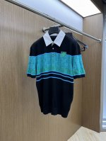 Lv 25新款翻领撞色Logo刺绣针织短袖，早春针织以宽松剪裁解锁春日自在，经典翻领缀以黑色和绿色撞色饰边，利落线条勾勒慵懒轮廓，肩颈间一抹对比色彩跃动，唤醒盎
