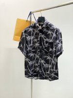 louisvuitton 路易威登，2025夏季最新款，专柜同步有售，原单狠货，时尚休闲圆领短袖T恤，上身很有特点！吸睛而有亮点，进口原版面料，顶级刺绣工艺字母