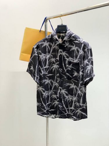 louisvuitton 路易威登，2025夏季最新款，专柜同步有售，原单狠货，时尚休闲圆领短袖T恤，上身很有特点！吸睛而有亮点，进口原版面料，顶级刺绣工艺字母