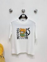 moschino莫斯奇诺 2025Ss春夏最新款短袖T恤出货啦！！ 2025新款T恤 高版本专用面料 高克重纯棉丝光面料 上身舒适不失挺阔 针脚刺绣工艺、数字印