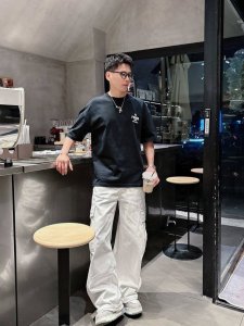 25Ss Fendi卡通系列新款圆领短袖T恤 选用330克双纱平织棉面料打造 3D立体印花工艺 螺纹针织领口 男女同款 码数 S-2Xl 颜色 黑 白两色 尺码