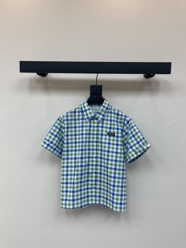 Miumi* 25Ss春夏新款 徽标拼色格纹短袖衬衫丨独家Yb开发 高版出品 清新甜美的格纹配色搭配正肩短款版型 元气感满满 对版格纹印花设计 胸前经典徽标字母