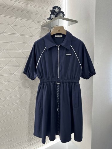 miumi*2025新品上架 抽绳工装连衣裙 定制Yb环保再生尼龙材质 质感光泽 挺括有型 拉链半开襟翻领连衣裙版型 宽松舒适可调节 腰间抽绳吸睛满分 轻松划分