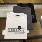 新品 Versac... 2025春夏新款首发专柜最新款短袖圆领T恤 高端订制 设计前卫时尚！品牌Logo重工艺设计 高端定制双丝光面料.手感柔软.穿着舒适.专