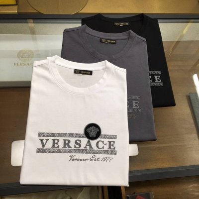 新品 Versac... 2025春夏新款首发专柜最新款短袖圆领T恤 高端订制 设计前卫时尚！品牌Logo重工艺设计 高端定制双丝光面料.手感柔软.穿着舒适.专
