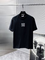 纪梵希 2025新款 圆领 短袖 T恤 ，高端版本！专柜定制面料 透气舒适度高，细节无可挑剔，品牌元素设计理念，体现高品质。手感细腻柔软！呈现休闲裁剪，上身版型