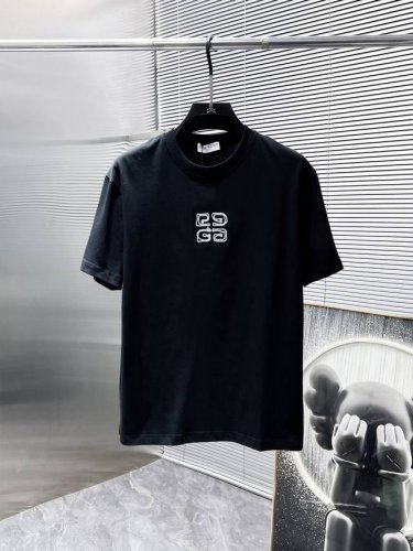 纪梵希 2025新款 圆领 短袖 T恤 ，高端版本！专柜定制面料 透气舒适度高，细节无可挑剔，品牌元素设计理念，体现高品质。手感细腻柔软！呈现休闲裁剪，上身版型