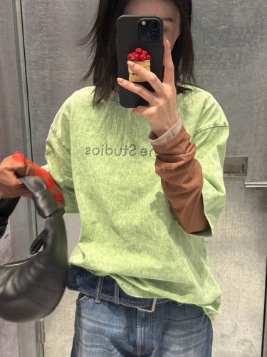 8861 来自瑞典斯德哥尔摩的品牌Acne Studios，作为北欧极简风格的典型代表，在冷淡风的基础上经过艺术加工与升华，成为时尚界公认的时髦风尚导向者。 A