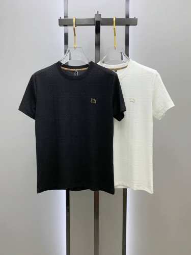 巴宝莉25Ss春夏 新品 定制蚕丝面料丝滑透气！时尚经典圆领短袖时尚单品设计，更加时尚舒适，高标准定制，上身非常有型，胸前品牌经典Logo 图案 客供辅料，客供