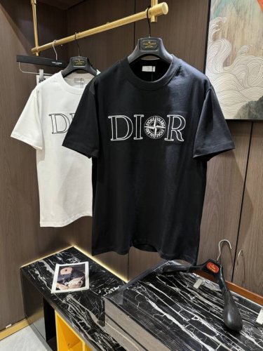 Cd2025 春夏新款短袖 整体上色泽较鲜明和光亮，手感顺滑揉软，悬垂感特强，质地自然柔软、贴身超级舒服，悬垂感特强！ T恤日常穿搭很自在很实用，超级的有韧性比