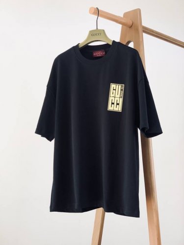Gucci 古驰 2025Ss春夏新品 立体感Logo微廓形半袖T恤，甄选高支液氨莫棉，手感面糯有骨感，柔而有韧性。液氨工艺处理，韧性和抗皱性能得到大幅度提高。