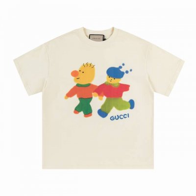 款号 372 gucci新品 无感印花 高克重短袖 选用客供定制针织100%纯棉面打造,面料手感细腻 厚实有质感的纯棉布 高密度的机织工艺 如棉絮般柔紧致舒适