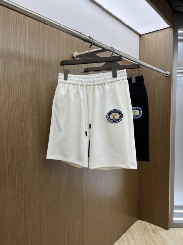 lv 2540春夏新款男士休闲短裤 高端货简洁时尚大方 定制原版进口面料 简洁利落又清爽 品质做工细节经得起任何形式检验简约大方百搭款 上身优雅帅气，焕然一新的