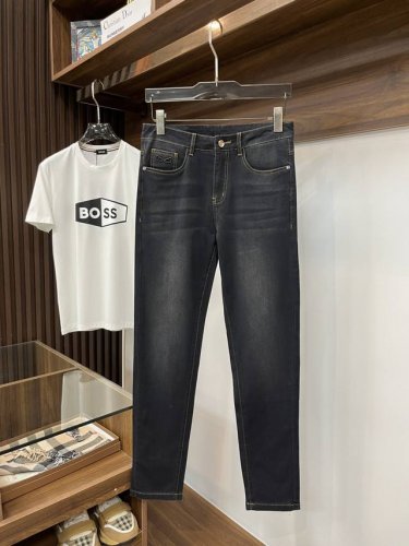 Fendi 芬迪 2025官网高端新品原单少数帅爆牛仔裤 百分百原单 百搭神器 今年最新流行的风格设计款式 采用进口土耳其的棉花制作成的单宁布 上身舒适 剪裁设