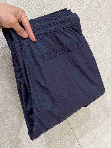prada 男士精品休闲裤顶级面料休闲裤，最新款上身版型无敌正绝对可以闭眼收的一款此款裤子非常百搭，弹力腰围,日常上班户外运动都可以穿着，是时尚休闲与户外运动的