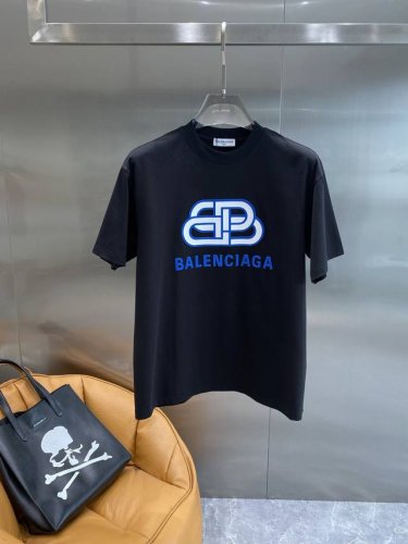 巴黎家 巴黎世家短袖 简约又经典，胸前那大大的蓝白相间的“Bb”标志和“Balenciaga”字样，醒目又独特，充满了潮流感 。面料质感很好，亲肤又透气，S-X